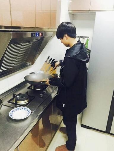 王俊凯做饭给工作人员竟忘记煮米饭是怎么回事