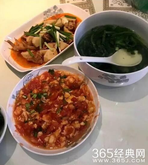 王俊凯做饭给工作人员竟忘记煮米饭是怎么回事