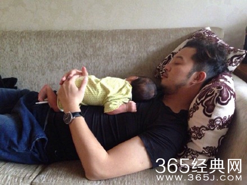 沙溢抱小鱼儿对比照曝光 网友赞时间过得真快