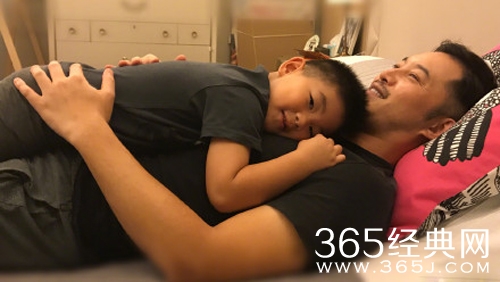 沙溢抱小鱼儿对比照曝光 网友赞时间过得真快