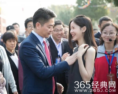 刘强东奶茶妹妹去宿迁中学干什么 刘强东奶茶妹妹宿迁中学现场照