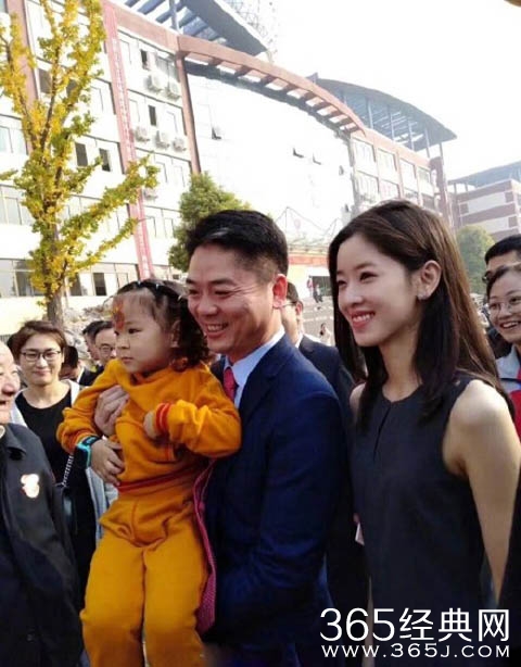 刘强东奶茶妹妹去宿迁中学干什么 刘强东奶茶妹妹宿迁中学现场照