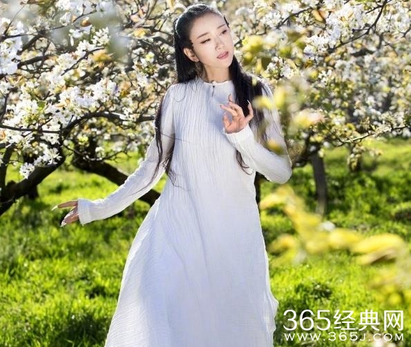 59岁杨丽萍生日曝写真似少女 59岁的杨丽萍为什么不显老