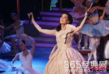 搭档周星驰李连杰，上过春晚，和老板隐婚生子，如今沦为十八线