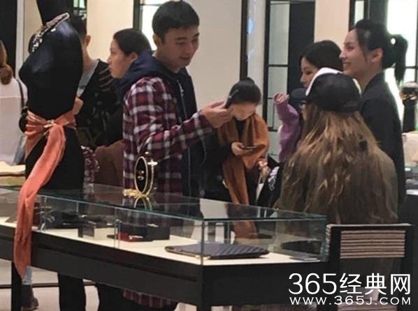 王思聪携新欢现身珠宝店 王思聪新欢正面照曝光