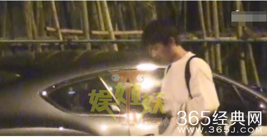 周冬雨当街掀男生衣服是什么情况 被掀衣服男生跟周冬雨什么关系