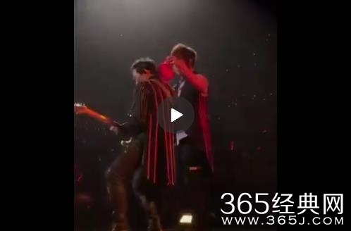 五月天演唱会歌迷扔bra上台是什么情况 歌迷扔bra上台后阿信是怎么做的