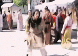 袁弘借胡歌安慰奚梦瑶是怎么回事 胡歌红毯摔倒视频集锦