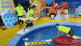 袁弘借胡歌安慰奚梦瑶是怎么回事 胡歌红毯摔倒视频集锦