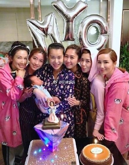 胡杏儿给闺蜜团喝母乳是真的吗 胡杏儿母乳是自己的吗