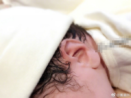 黄英二胎女儿正面照曝光 黄英是顺产还是剖腹产