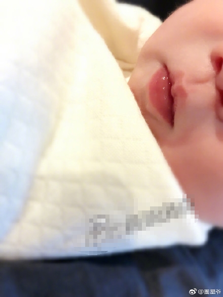 黄英二胎女儿正面照曝光 黄英是顺产还是剖腹产