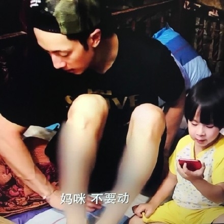 爸爸去哪儿第5季吴尊小腿手臂打马赛克是怎么回事 吴尊打马赛克原因