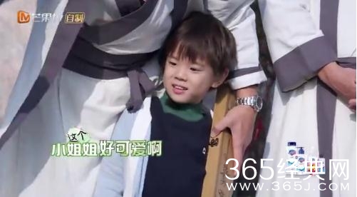 爸爸去哪儿5嗯哼为什么见到阿拉蕾害羞 嗯哼喜欢阿拉蕾吗