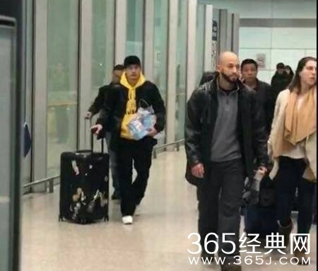 关智斌机场拎奶粉是怎么回事 关智斌有孩子了吗