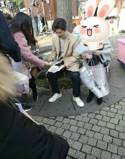 【娱情小卖部】第十五期：窦骁苏州拍戏被偶遇，网友：加拿大人又来捞钱了