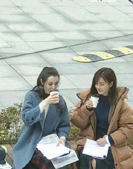 迪丽热巴杭州拍戏被偶遇 迪丽热巴在杭州和郑伦拍的什么戏