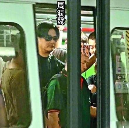 周润发乘坐地铁买运动鞋是怎么回事 周润发自己没有车吗