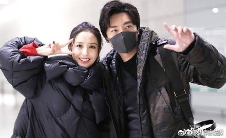 佟丽娅与郭京飞比V卖萌合影曝光 佟丽娅和郭京飞是什么关系