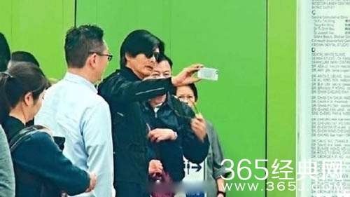 周润发乘坐地铁买运动鞋是怎么回事 周润发自己没有车吗