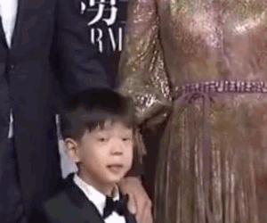 嗯哼咬麦克风电线是怎么回事 嗯哼为什么咬麦克风电线