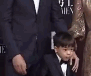 嗯哼咬麦克风电线是怎么回事 嗯哼为什么咬麦克风电线