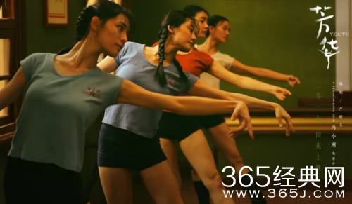 芳华游泳时那件加了澡巾作假胸的内衣是谁 芳华电影剧情解析