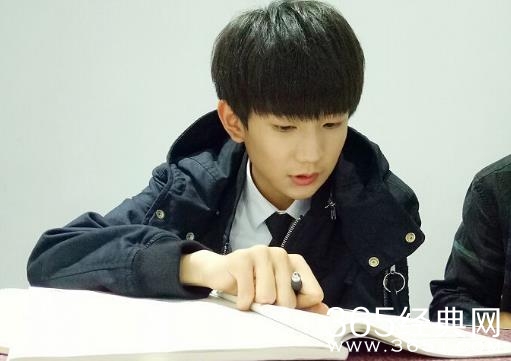 【红绿鲤娱】第十五期：王源不堪私生饭骚扰发博怒斥 这次是真的生气了