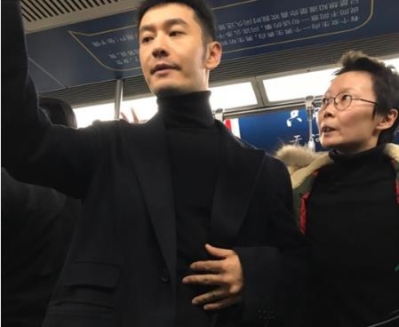 黄晓明坐地铁乘客反应绝了 黄晓明坐地铁乘客都什么反应