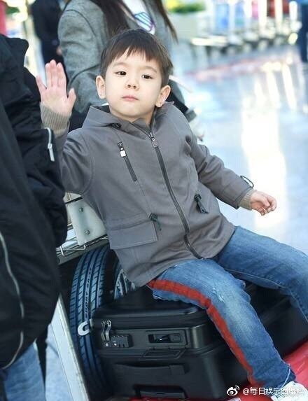 嗯哼突然回头向记者问好是什么梗 嗯哼突然回头向记者问好是咋回事