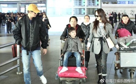 嗯哼突然回头向记者问好是什么梗 嗯哼突然回头向记者问好是咋回事