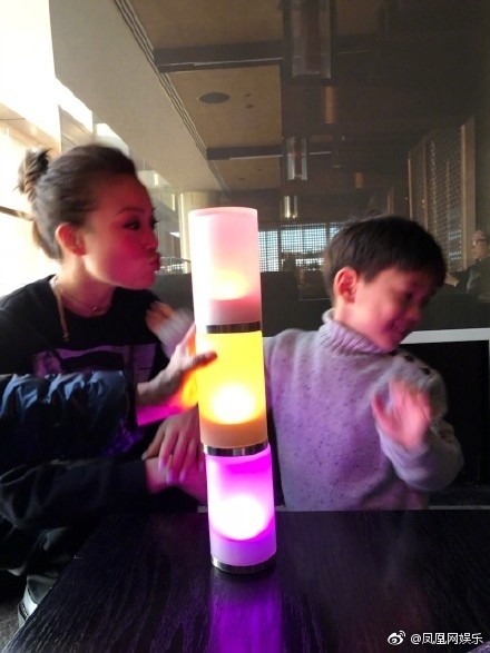 容祖儿吻嗯哼被拒是咋回事 嗯哼为什么不让容祖儿亲他