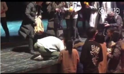 胡歌跪地签名是怎么回事  胡歌为什么跪地签名