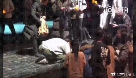 胡歌跪地签名是怎么回事 胡歌为什么跪在地上给粉丝签名