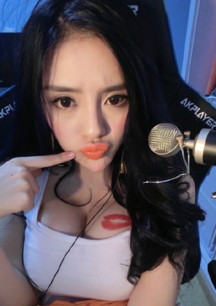 张琪格直播为什么会被抓 斗鱼主播张琪格成都春熙路直播被抓真相内幕