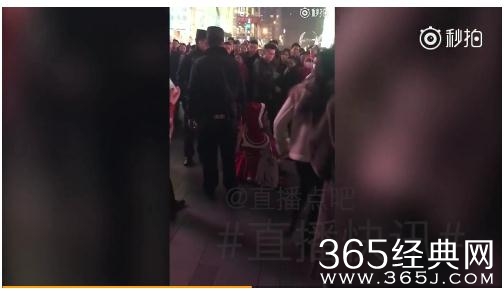 斗鱼主播张琪格户外直播被抓是真的吗 张琪格春熙路直播被抓现场视频