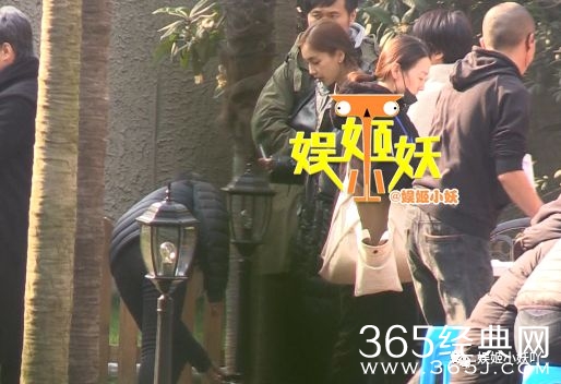 baby片场抽烟遭吴秀波白眼现场图 baby为什么会抽烟