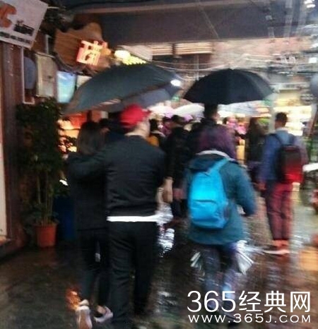 网友偶遇王思聪搂美女逛街 王思聪新女友是谁是网红吗