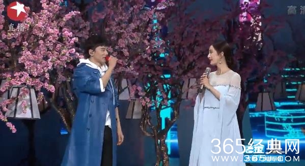 杨幂跨年会亲笔写诗字迹曝光 杨幂跨年会亲笔写的是什么诗