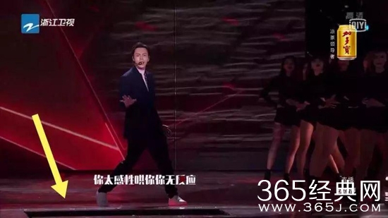 陈伟霆舞台捡垃圾是怎么回事 陈伟霆跨年演唱会差点掉进大坑是真的吗