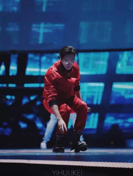陈伟霆舞台捡垃圾是怎么回事 陈伟霆跨年演唱会差点掉进大坑是真的吗
