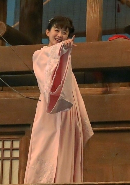 赵丽颖手指镜头甜笑是怎么回事 赵丽颖不会游泳拍落水戏被赞敬业