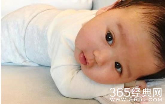 胡杏儿儿子中文名被曝光 胡杏儿儿子中文名叫什么