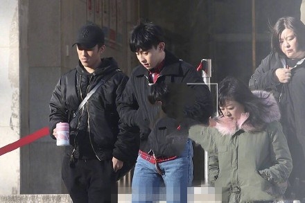 2017年央视春晚李雪健搭档杨紫邓伦带来的语言类节目是什么