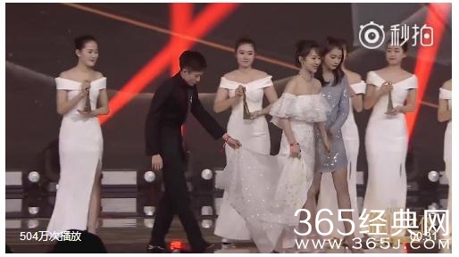 张一山给杨紫提裙子是怎么回事 微博之夜张一山给杨紫提裙子视频