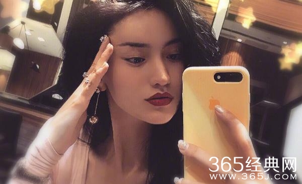 【红绿鲤娱】第二十八期：老牛吃嫩草？杨坤被曝和90后神似迪丽热巴小女友甜蜜约会