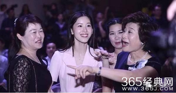 章泽天被曝现身邓文迪豪宅打牌  章泽天邓文迪是什么关系