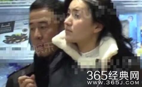 【红绿鲤娱】第二十八期：老牛吃嫩草？杨坤被曝和90后神似迪丽热巴小女友甜蜜约会