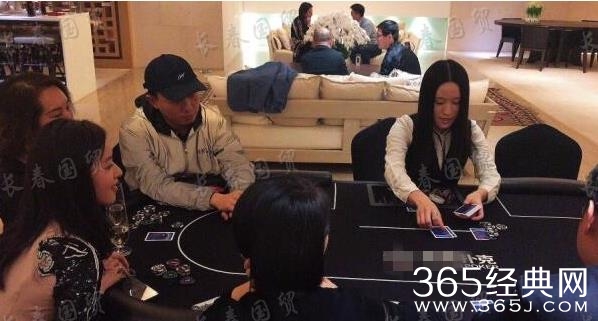 章泽天被曝现身邓文迪豪宅打牌  章泽天邓文迪是什么关系