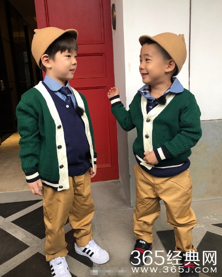 应采儿晒嗯哼Jasper合照 嗯哼Jasper谁大一些